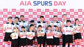 [포토] 손흥민 ‘토트넘 동료, 장애우들과 기념촬영’