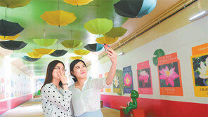 화사한 갤러리를 배경으로 찰칵 