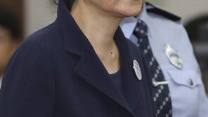 “오늘도, 올림머리”…박근혜 전 대통령, 법원 도착