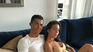 호날두, 여자친구 조지나 로드리게스와 집안에서 다정한 인증샷 