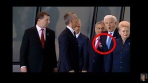 “깡패가 따로 없네”…트럼프 대통령, 비매너 행동 ‘논란’