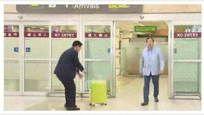 “남한 정치인은 쿨하다” 美 유명 쇼 프로그램에 등장한 ‘김무성 노룩패스’ 영상