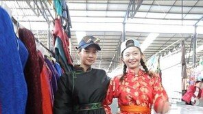 ‘런닝맨’ 송지효X전소민, 몽골 전통의상 입고 ‘찰칵’…“뭘 입어도 예쁘네”