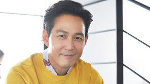 [인터뷰] 소속사 이사직 맡은 이정재 “다들 ‘이 부장’이라 불러요”