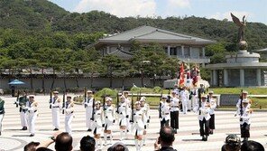 국정농단 사태 7개월만에… 청와대 앞 의장대 공연 재개
