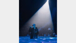 ‘음주운전 물의’ 후 김현중 근황 공개, ‘조명 아래서 마이크 들고’