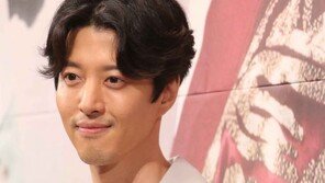 [동아포토]이동건, 예비신랑의 손하트