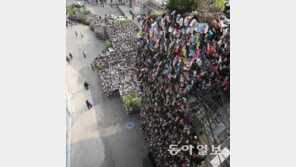 ‘흉물’ 논란 슈즈트리 철거 … 진중권 “예술 고급스러워야 한다는 고정관념 깨”