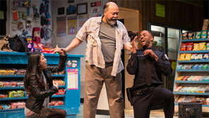 [단독]교포 극작가 인스 최 “이민가정 애환 다문화사회 공감 불러”