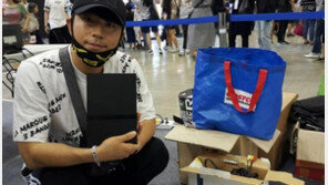 배우 이시언, 레트로게임장터서 게임 구입하며 함박웃음..'덕후 인증'