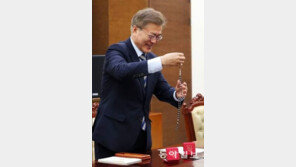 문재인 대통령, 교황에 ‘묵주’ 선물 받고 ‘함박웃음’