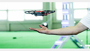 손동작으로 드론 움직이고 셀카도 척척