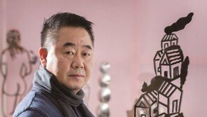 붓 대신 강철로 매화의 아름다움을…김광호, 사군자 조각초대전 개최