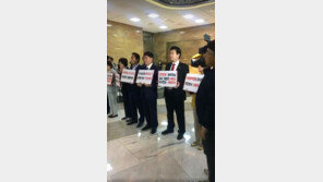 손혜원, 자유한국당 피켓시위 촬영 중 “누가 더 창피한지 모르겠네” 일침