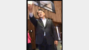 조원진 “정권 잡자마자 날치기” 고성…노회찬 ‘노룩 촬영’ 화제