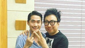 배정남, 박명수와 다정하게 ‘찰칵’…“라디오 녹음 댕기왔심니더”