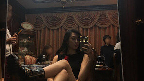 설리, 다리 꼬고 앉아 ‘아찔한’ 각선미 자랑 “아슬아슬”