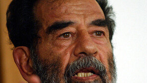 “잡초 애지중지…오믈렛 찢어졌으면 식사 거부” 교도관이 밝힌 후세인 옥중생활