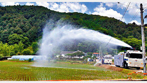계속되는 가뭄에 경찰 물대포까지 동원
