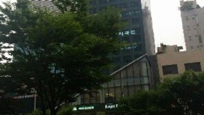 ‘호식이두마리치킨’ 최호식 회장 성추행 혐의…“불매운동” VS “가맹점주 무슨 죄”