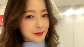 “변치않는 냉동 미모”…김희선 SNS 근황 보니? ‘상큼해’