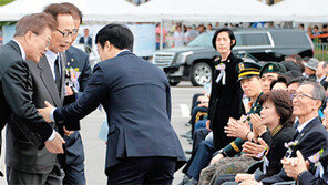 문재인 대통령 “편가르기 정치 청산”