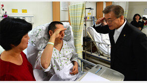 보훈병원 찾아 軍복무중 부상자에 거수경례