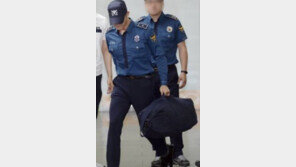 탑 복장 논란까지…9부 바지에 가죽벨트+색깔 양말 