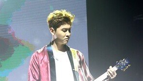 [동아포토]FT아일랜드 송승현 ‘빛나는 기타’