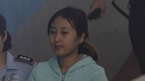 정유라 아들 인천공항 입국…검찰 “보모·마필 관리사, 참고인 신분 조사 검토”