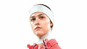 정장에 슬리퍼… 올여름 편안함을 신는다