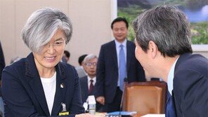강경화 “위장전입 죄송”… 외교현안엔 “장관되면 잘 알아볼것”