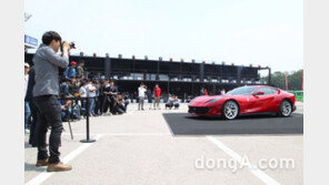 최고 속도 340㎞/h 페라리 ‘812 슈퍼패스트’ … KTX보다 빠르다