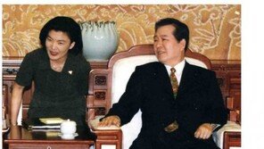 흑발의 靑春 강경화, DJ 옆에 앉아…대통령 통역 시절 사진 화제