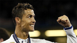 1년 수입 1045억 1위 지킨 호날두… “이적? 불가능 없다”