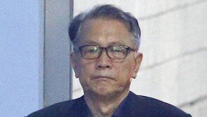 김기춘, ‘환자복 수의’ 입고 법정 출석…“심장 언제 멎을지 몰라 불안”