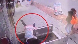 [영상]휴대전화 보며 걷다 뚜껑 열린 맨홀로 ‘뚝’ …2.5m 추락해 중상