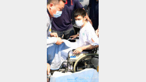 [동아포토]빅뱅 탑, 휠체어에서 앰블런스로