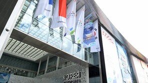 “코레야 포트랴사유시차야(한국 놀라워요)”… 방문객들 한국관 앞 긴 행렬