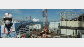 1억엔짜리 오염수 저장탱크 1000개, 근무자들 육중한 전면방호복은 벗어