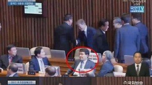 文 대통령 시정연설…김진태 ‘꼿꼿’ 나경원 ‘적극 악수’ 이은재 ‘꾸벅꾸벅’