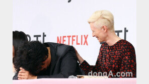 [동아포토]봉준호 감독-틸다 스윈튼 ‘배우들의 극찬’