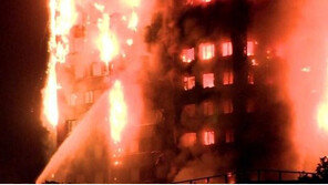 런던 24층 아파트에 초대형 화재…120가구 주민 상당수 화마에 갇힌 듯