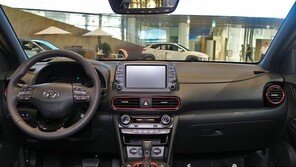 [신차 pic]현대차 코나 실내, 작지만 알찬 구성… 첨단 안전사양부터 HUD까지