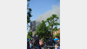 [현장 사진]대형 화재로 아수라장 된 런던 서부… 더딘 추가 인명 구조