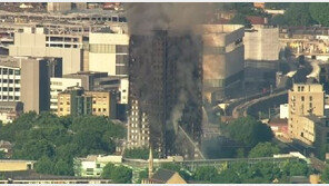 런던경찰청 “런던 아파트 화재 사망자 6명…더 늘어날 수도”