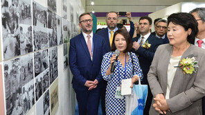 김정숙 여사 “새시대 열린줄 알았는데 여전히 아픈일 가득”