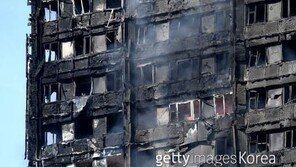런던 화재 ‘불나면 그자리에 가만히 있으라’ “형편없는 아파트 지침”