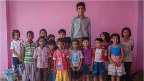 “세계에서 가장 큰 여덟살 어린이”, 얼마나 큰가 봤더니…‘1m98’