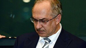 자진사퇴 대신 경질…1년치 연봉 다챙기는 슈틸리케